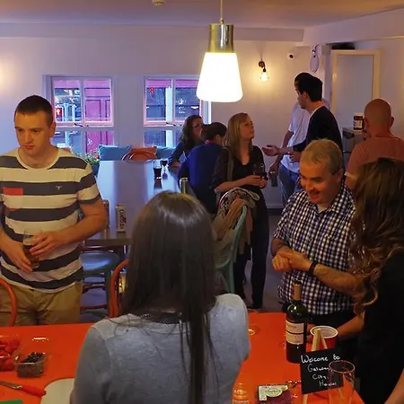 Galway City Hostel אכסניה *